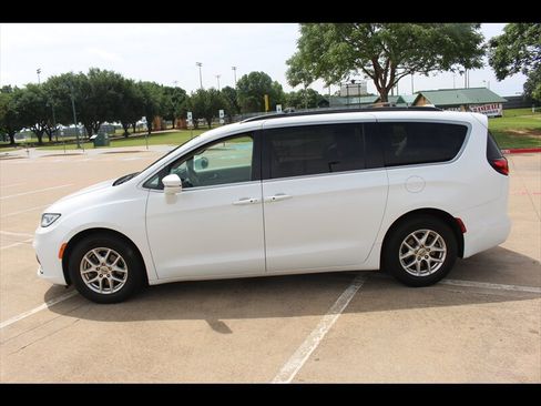 Used 2022 Chrysler Pacifica Touring-L FWD image 2