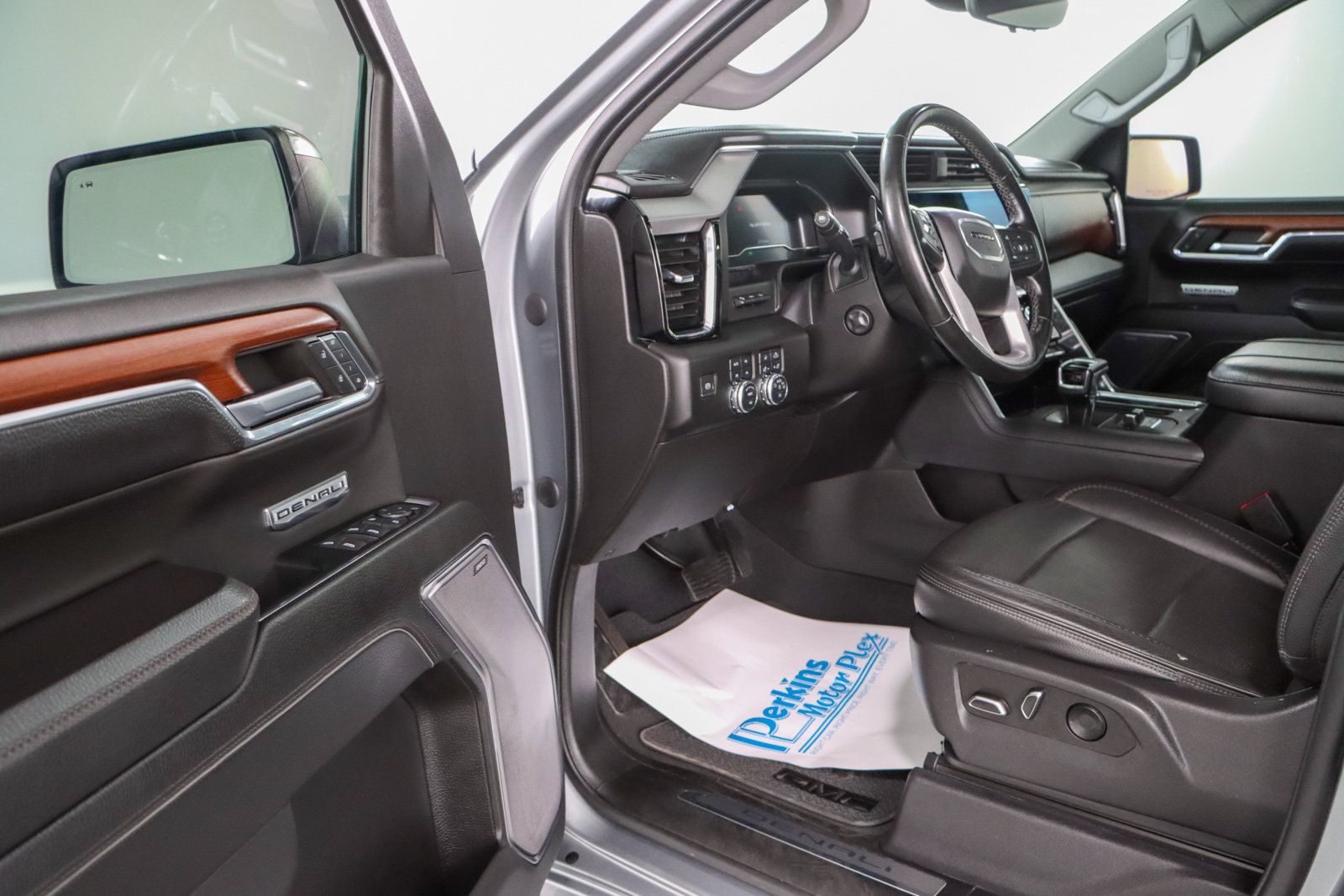 Used 2023 GMC Sierra 1500 Denali w/ Technology Package AWD/4WD image 4