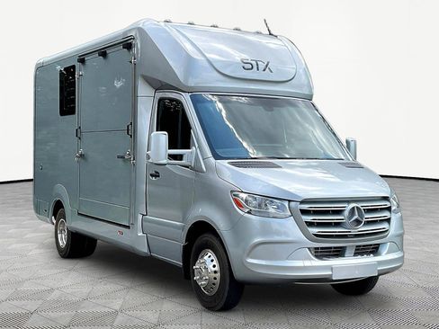 Used 2024 Mercedes-Benz Sprinter 3500 image 3