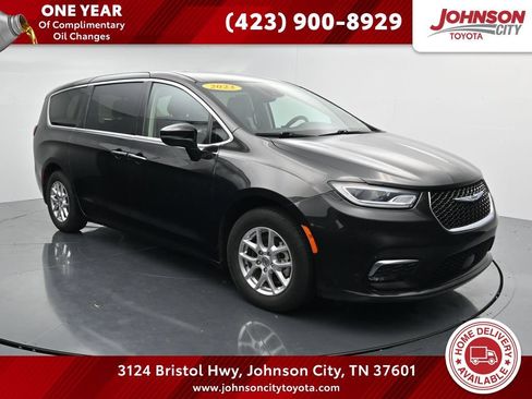 Used 2023 Chrysler Pacifica Touring-L FWD image 1