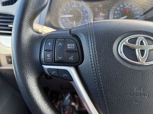 Used 2019 Toyota Sienna LE w/ Carpet Mat Package image 17