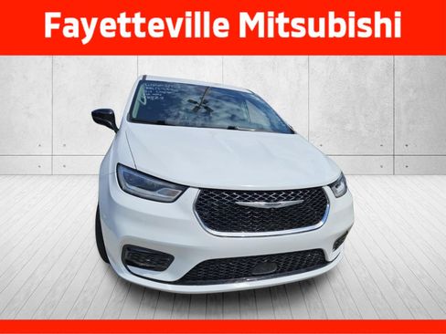 Used 2024 Chrysler Pacifica Touring-L FWD image 4