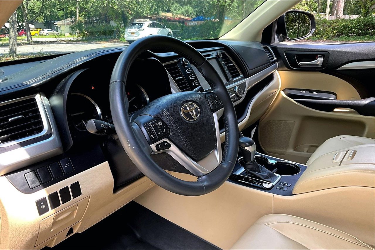 Used 2016 Toyota Highlander XLE FWD image 14