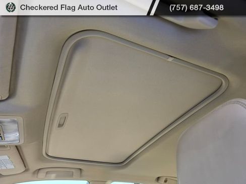 Used 2015 Toyota Camry XLE w/ Moonroof Package FWD image 9