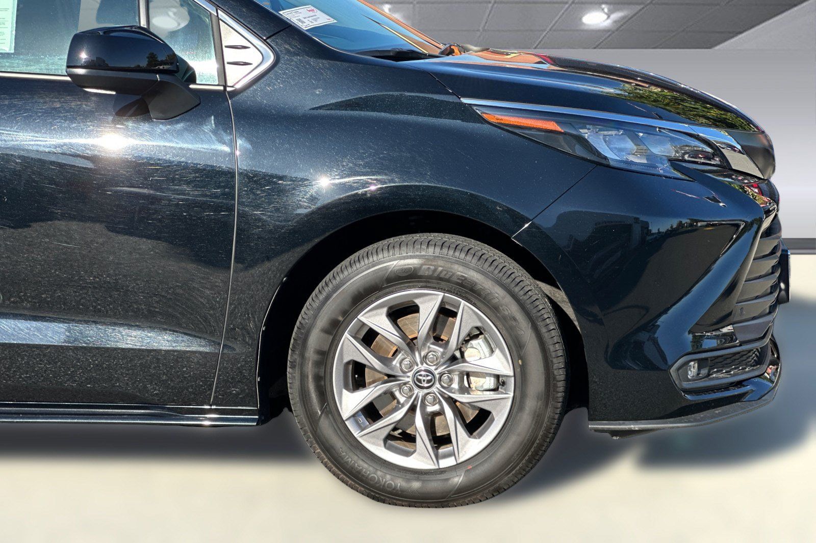 Used 2026 Toyota Sienna XLE FWD image 35
