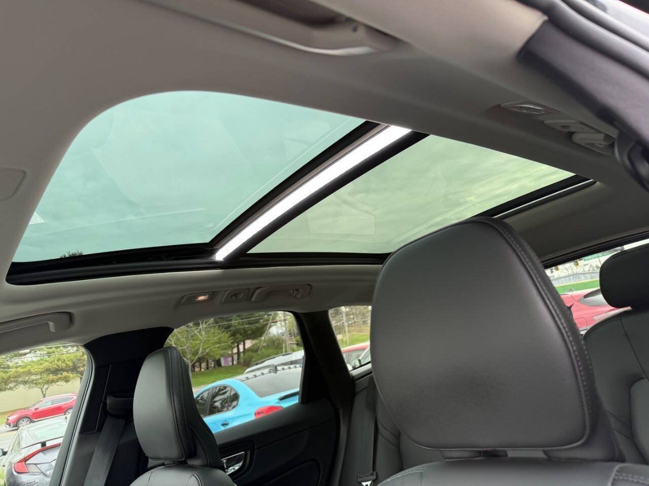 Used 2025 Volvo XC60 B5 Core AWD/4WD image 19