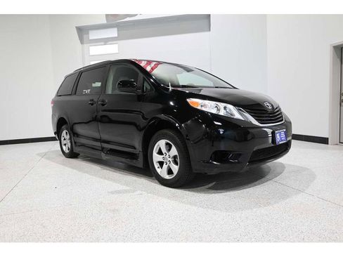 Used 2014 Toyota Sienna LE image 3