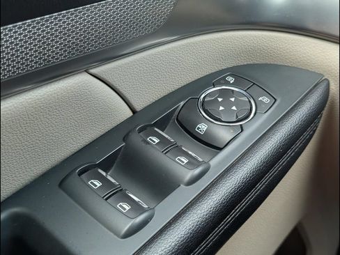 Used 2018 Ford Explorer XLT w/ Equipment Group 202A FWD image 12