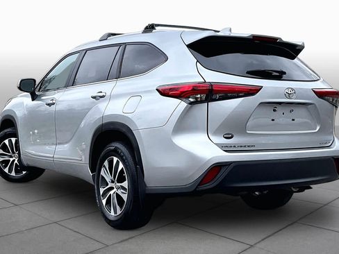 Used 2023 Toyota Highlander XLE AWD/4WD image 12