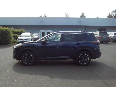 Used 2025 Nissan Rogue SV AWD/4WD image 2
