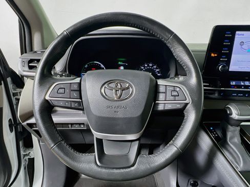 Used 2024 Toyota Sienna XLE FWD image 17