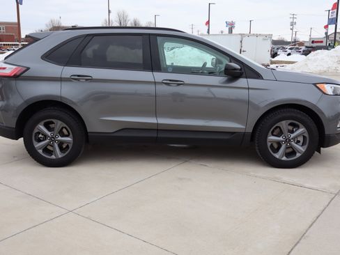 Used 2024 Ford Edge SEL w/ Sport Appearance Package image 5