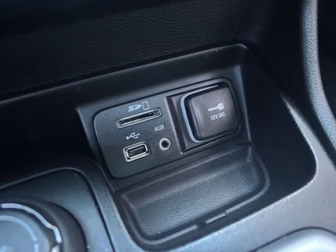 Used 2015 Jeep Cherokee Limited image 34