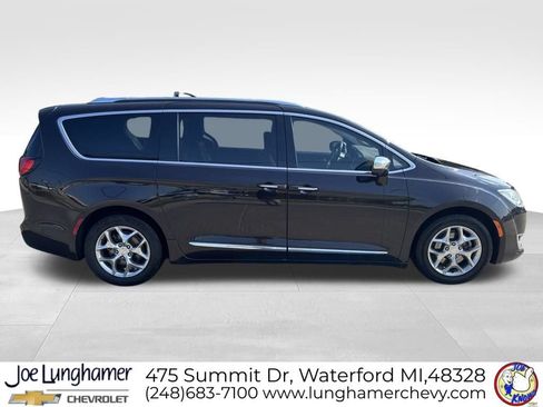 Used 2018 Chrysler Pacifica Limited FWD image 2