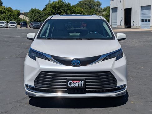 Used 2024 Toyota Sienna XLE FWD image 11