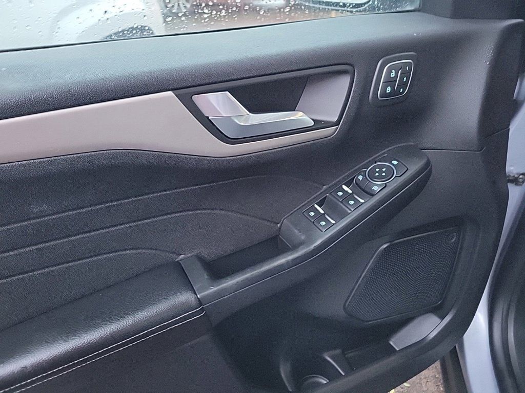 Used 2022 Ford Escape SEL w/ Technology Package FWD image 8
