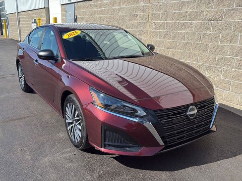 Used 2025 Nissan Altima 2.5 SV FWD image 2