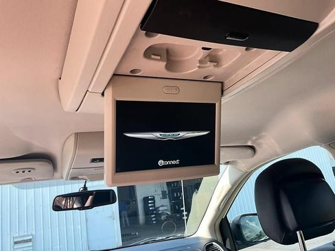 Used 2016 Chrysler Town & Country Touring w/ Driver Convenience Group FWD image 31