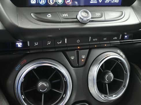 Used 2019 Chevrolet Camaro LT w/ Technology Package image 18