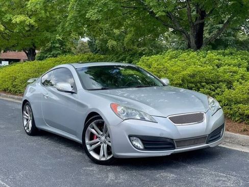 Used 2012 Hyundai Genesis 3.8 RWD image 2