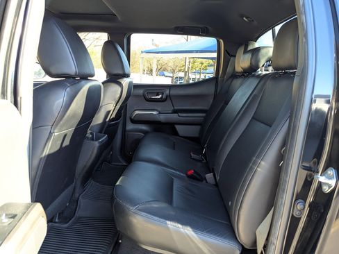 Used 2022 Toyota Tacoma Limited image 15