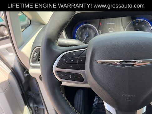 Used 2023 Chrysler Pacifica Touring-L FWD image 19