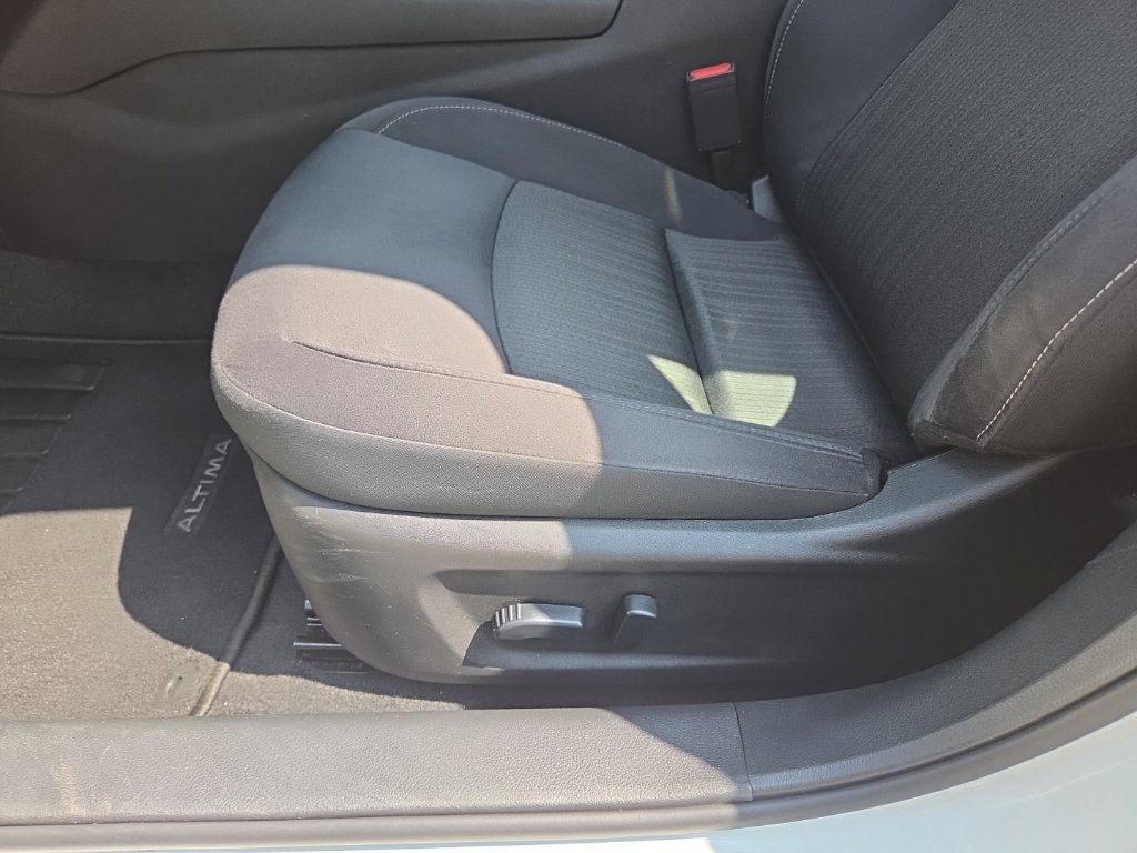 Used 2025 Nissan Altima 2.5 SV FWD image 21