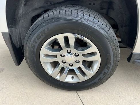 Used 2019 Chevrolet Suburban LT image 12