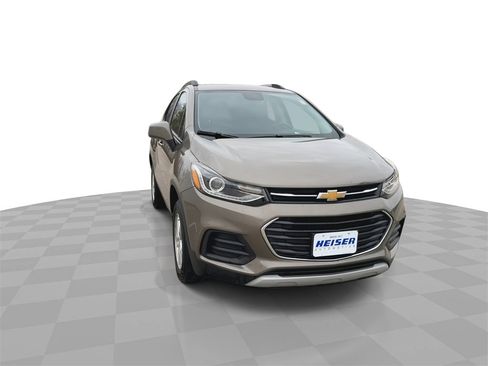 Certified 2022 Chevrolet Trax LT w/ LT Convenience Package image 3