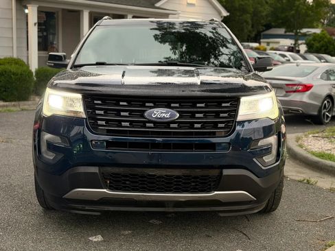 Used 2017 Ford Explorer XLT w/ Equipment Group 202A AWD/4WD image 9