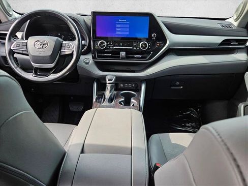 Used 2023 Toyota Highlander Platinum FWD image 18