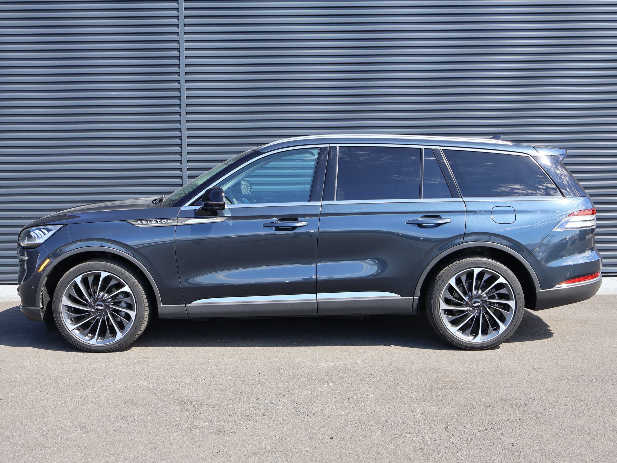Used 2023 Lincoln Aviator Reserve w/ Equipment Group 201A AWD/4WD image 2