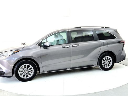 Certified 2024 Toyota Sienna XLE image 3