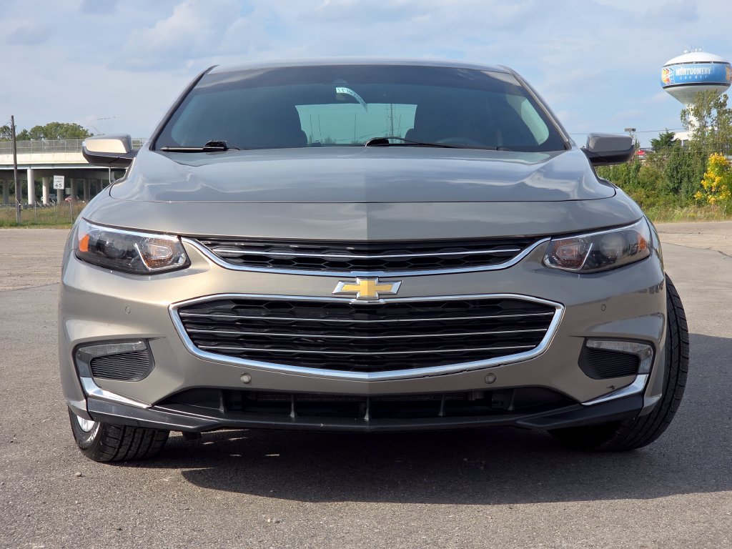 Used 2018 Chevrolet Malibu LT w/ Driver Confidence Package FWD image 3