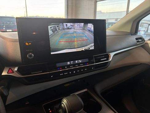 Used 2025 Toyota Sienna XLE image 27