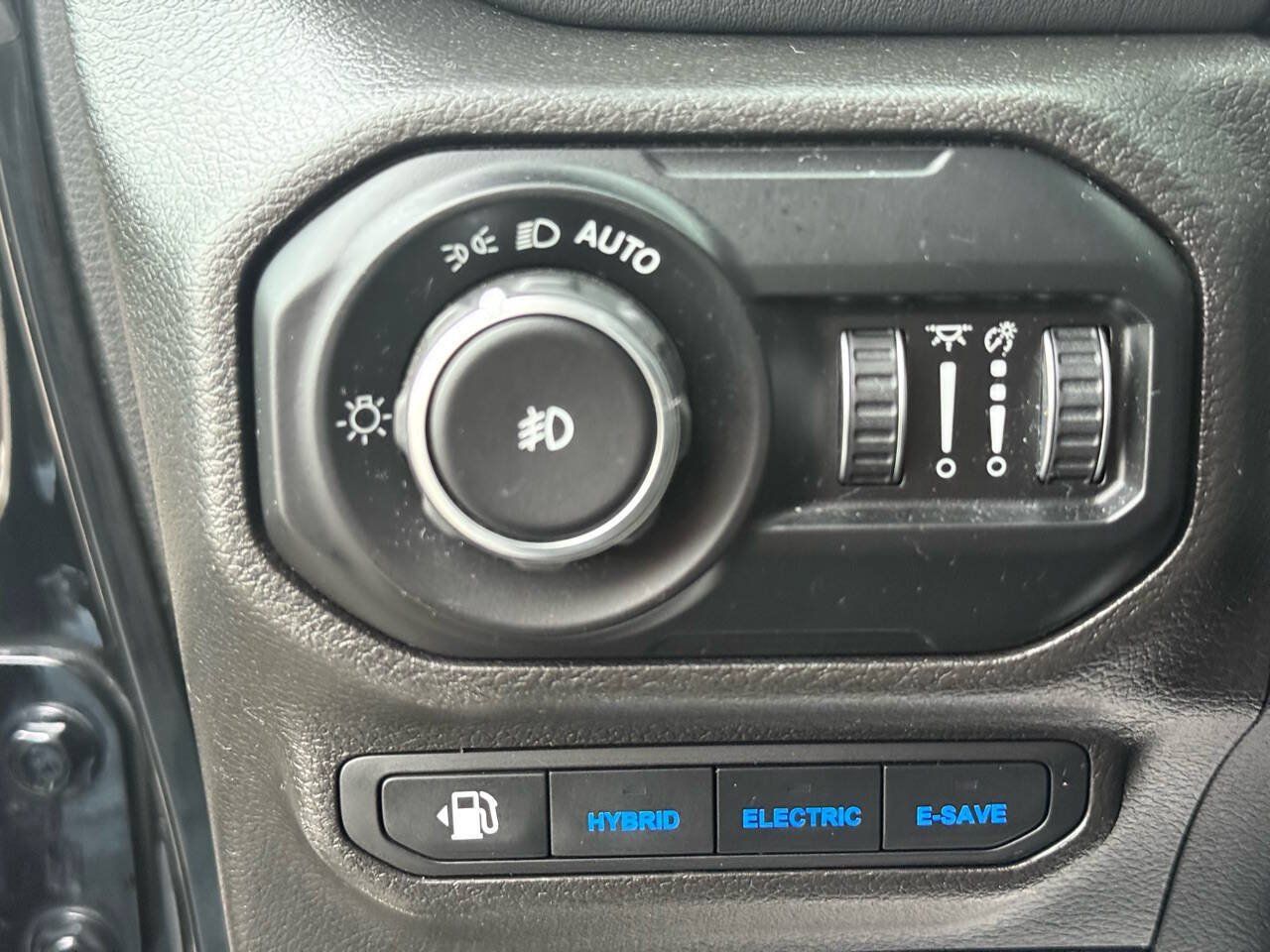 Used 2022 Jeep Wrangler Unlimited Rubicon 4xe w/ Cold Weather Group AWD/4WD image 23