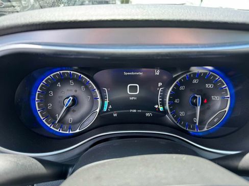 Used 2026 Chrysler Pacifica Limited FWD image 4