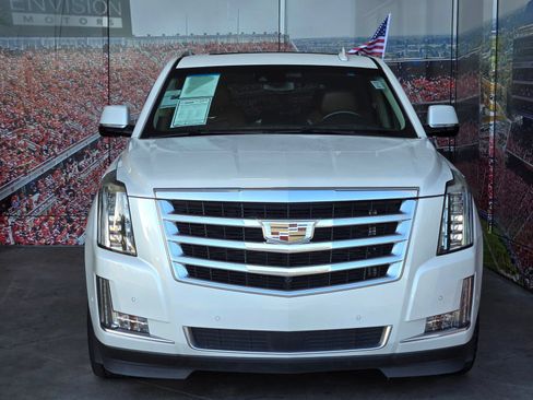 Used 2017 Cadillac Escalade Premium Luxury AWD/4WD image 3