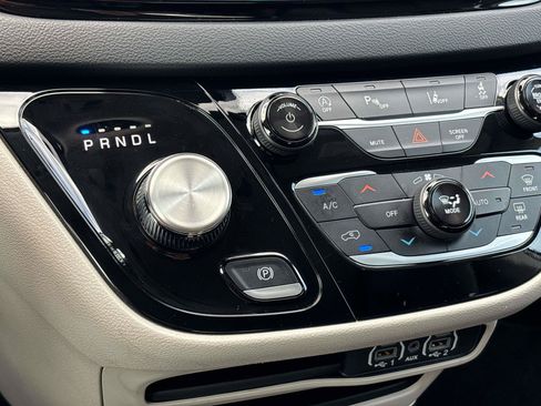 Certified 2024 Chrysler Pacifica Touring-L FWD image 27