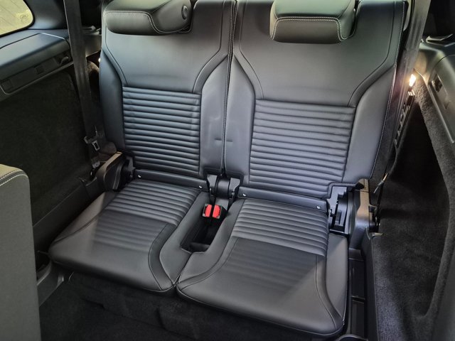 Certified 2025 Land Rover Discovery S AWD/4WD image 21