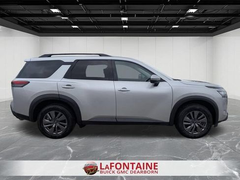 Used 2025 Nissan Pathfinder SV FWD image 9