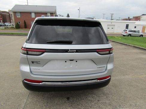 Used 2023 Jeep Grand Cherokee Limited w/ Trailer Tow Prep Group (B) AWD/4WD image 4