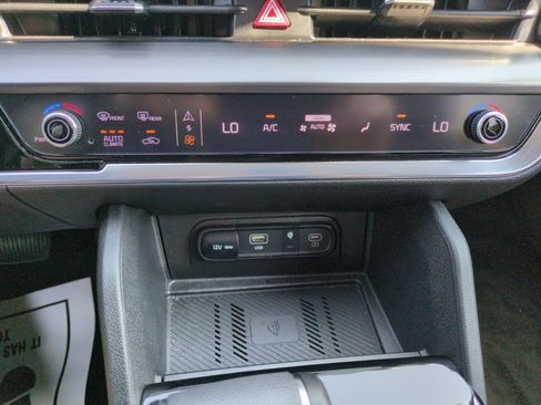 Used 2024 Kia Sportage EX FWD image 21