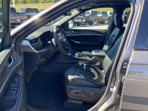 New 2025 Jeep Grand Cherokee L Limited w/ Luxury Tech Group II image 16