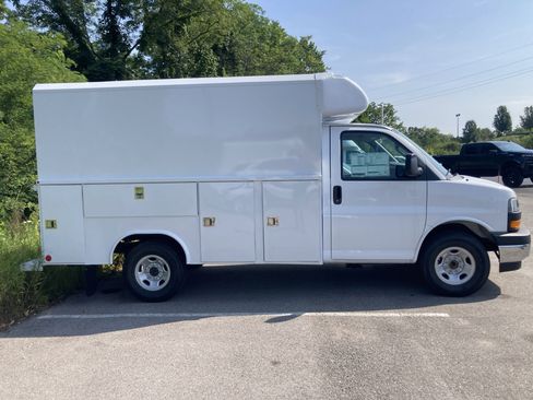 New 2025 GMC Savana 3500 w/ Power Convenience Package image 30