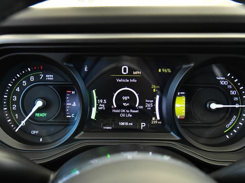 Used 2025 Jeep Wrangler Sahara image 32