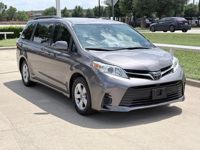 Used 2019 Toyota Sienna LE w/ LE Preferred Package