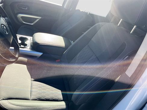 Used 2021 Nissan Titan SV w/ SV Convenience Package image 19