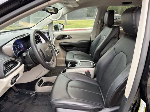 Used 2024 Chrysler Pacifica Select image 25