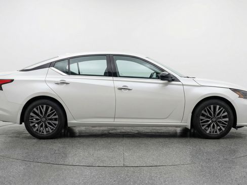 Used 2025 Nissan Altima 2.5 SV FWD image 11